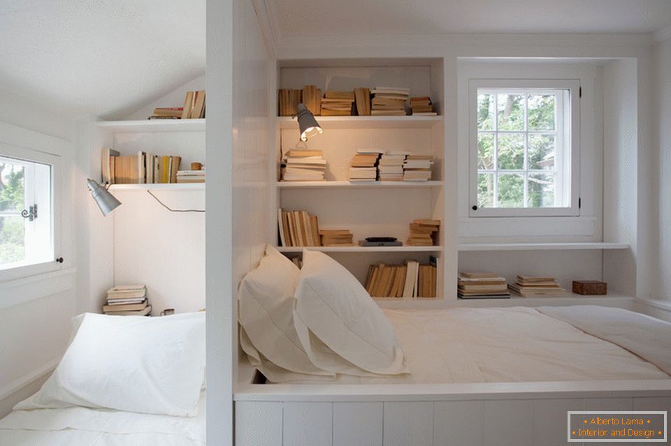 Odprite knjižne police na postelji