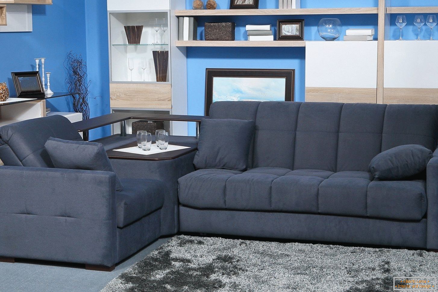 Siva kavč v modri sobi