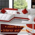 Rdeča in bela kavč v notranjosti