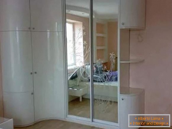 Kotna omara z vrtljivimi vrati in predelkom v spalnici - fotografija