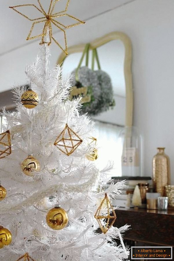 Božično drevo z zlatimi igračami