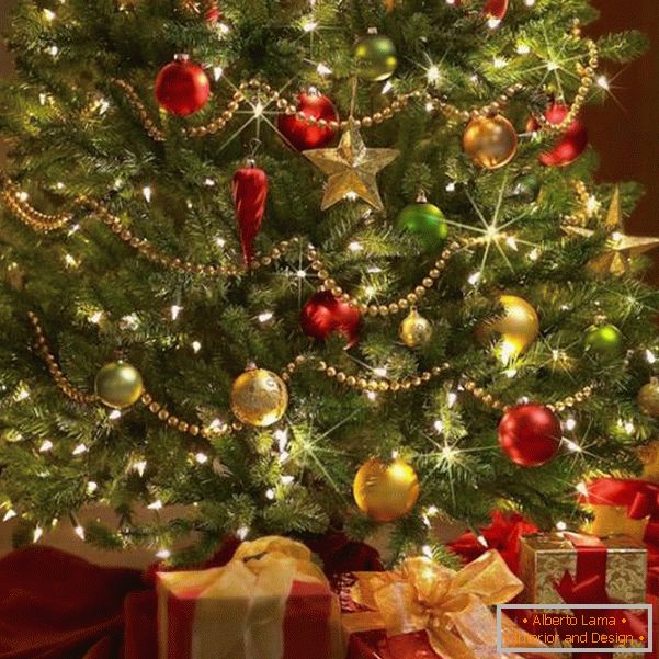 Rdeče in zlate kroglice na zeleni božični drevi