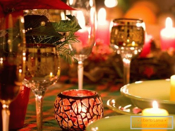 Lepa očala in sveče v dekorju novoletne mize