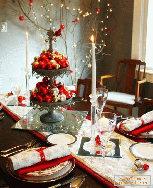 Zanimiva dekoracija novoletne mize z božičnimi kroglicami