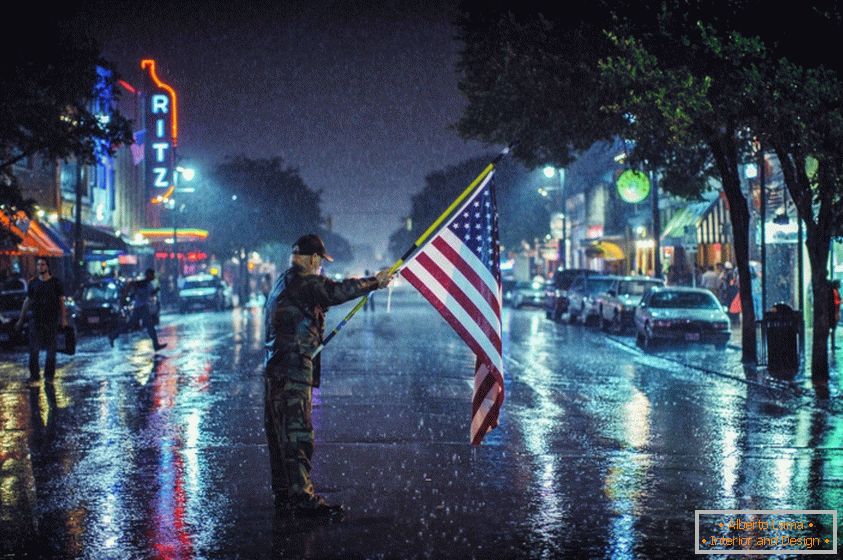 Ameriški patriot z zastavo na prostem ob dežju