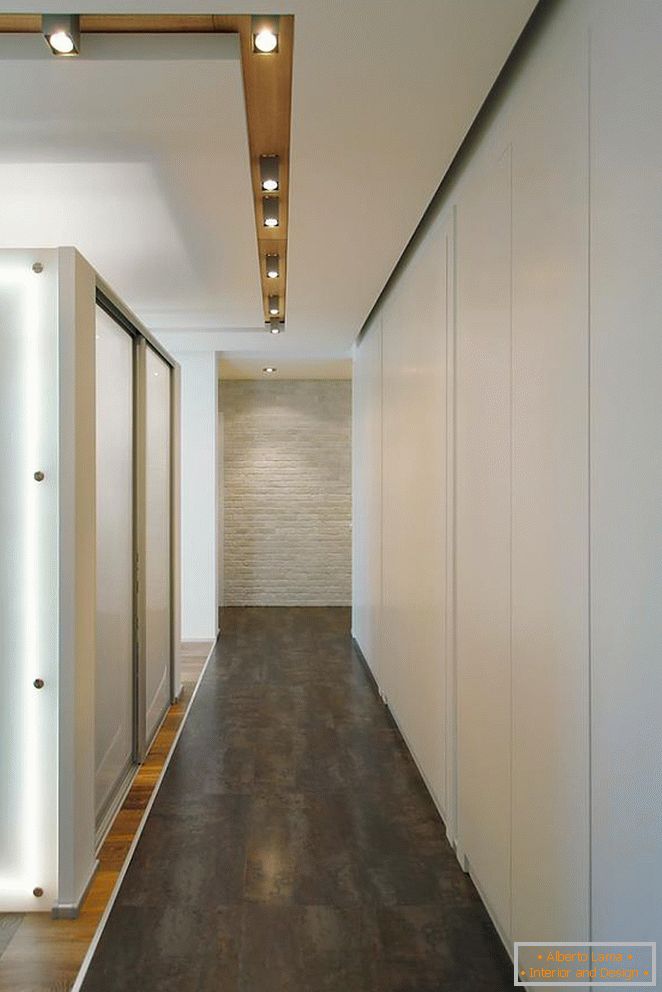 Koridor, okrašen v belih in sivih tonih z elementi lesa
