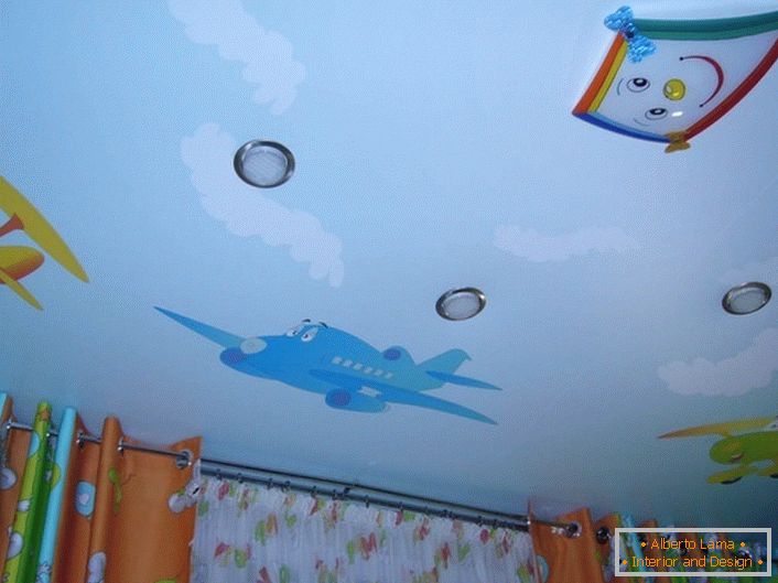Funny stretch stropov o letalih risanke. Otroci bodo všeč.