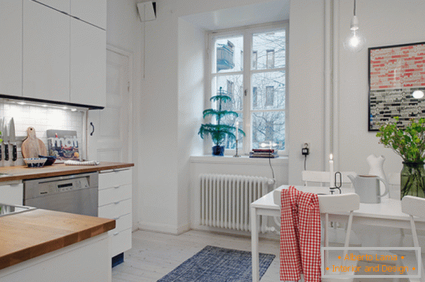 Kuhinja z jedilnico v majhnem stanovanju v skandinavskem stilu