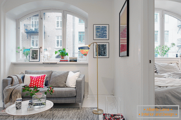Dnevna soba in spalnica v majhnem stanovanju v skandinavskem slogu