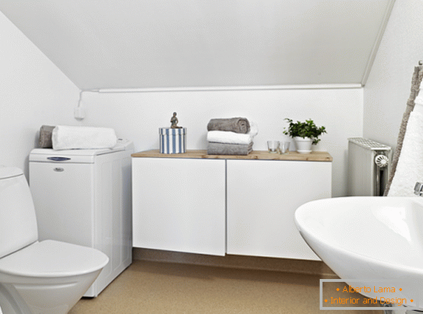 Kompaktna kopalnica v beli barvi