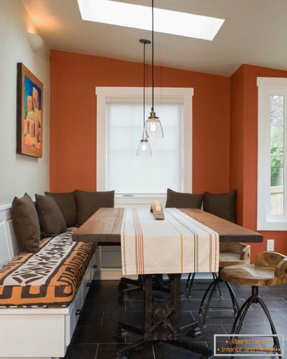 Svetla dekoracija jedilnega prostora v kuhinji - fotografija