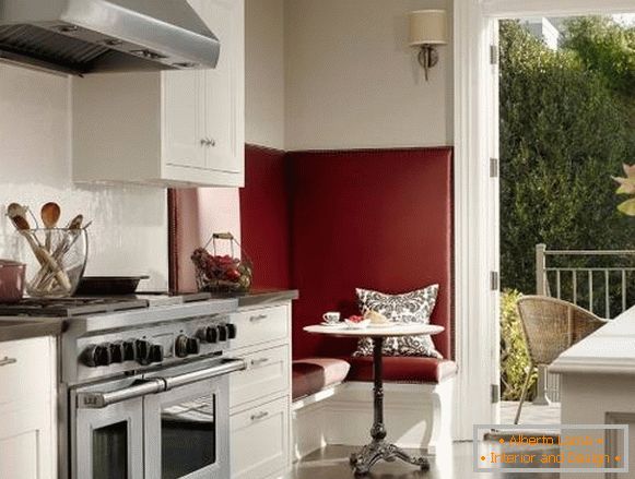Jedilnica v kuhinji - design v rdečih in belih tonih