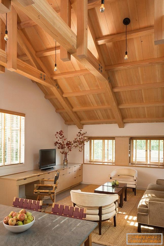 Notranjost majhne lesene hiše - гостиная