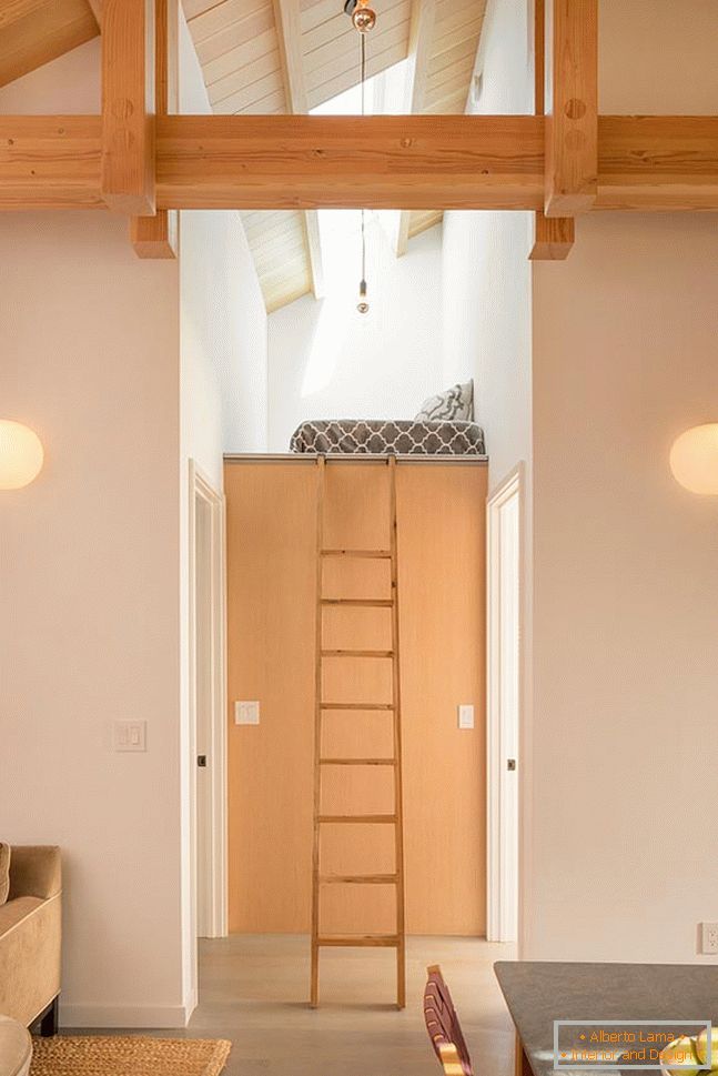 Notranjost majhne lesene hiše - второй уровень