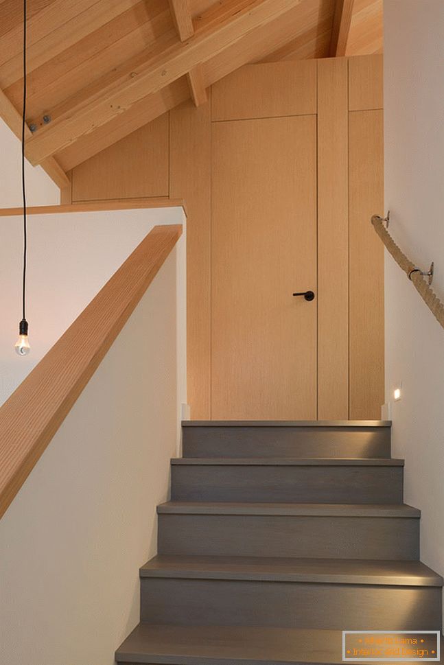 Notranjost majhne lesene hiše - лестница
