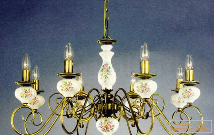 Lestenec z imitacijo sveč je okrašen z vzorci cvetov v skladu z zahtevami državnega sloga.