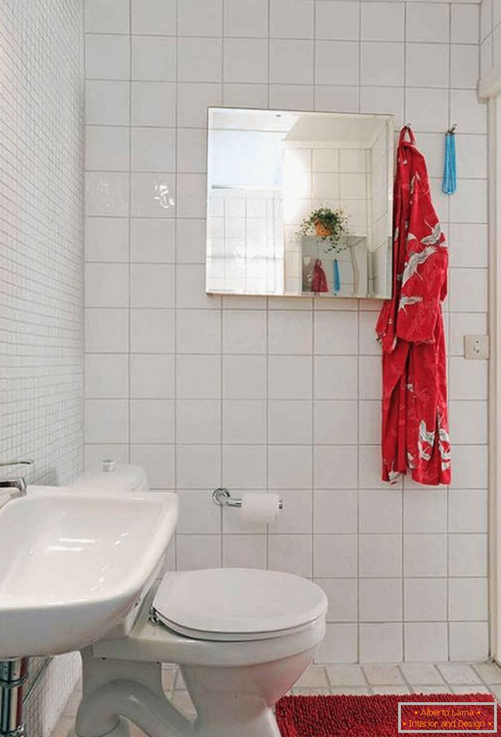 interesting-majhna kopalnica-design-with-toilet-and-washing-stand-plus-red-bath-mat-on-white-tiles-flooring-as-well-as-mirrored-recessed-medicine-cabinets-744x1095