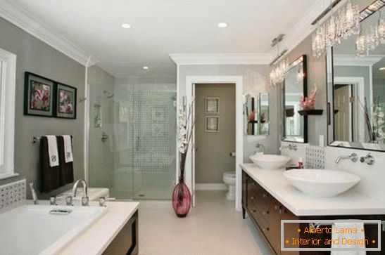 Elegantna kopalnica v privatni hiši, fotografija