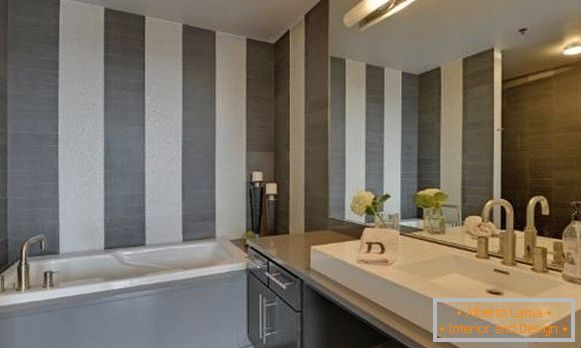 Moderna oblika kopalnice v slogu podstrešja - fotografija v notranjosti