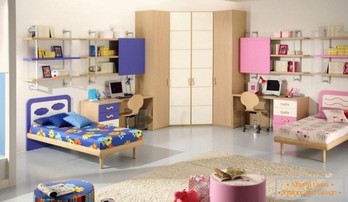Otroška soba je okrašena v modrih in roza barvah. Idealna soba za dekle in fant.