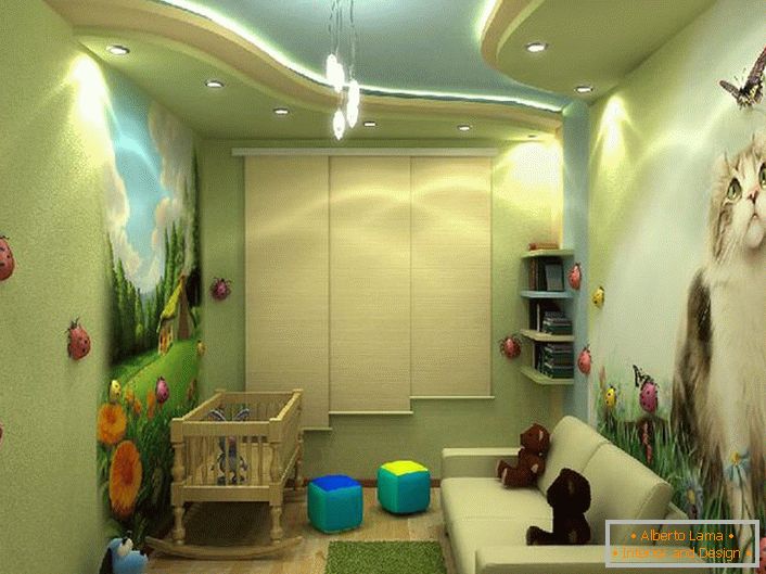 Svetla zasnova otroške sobe z barvitimi risbami, kot sta fant in deklica. 