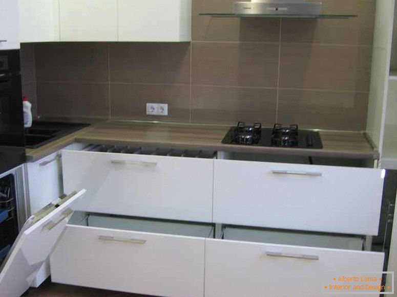 Tako lahko uporabite modularno kuhinjsko pohištvo za oblikovanje delovnega prostora v sobi.