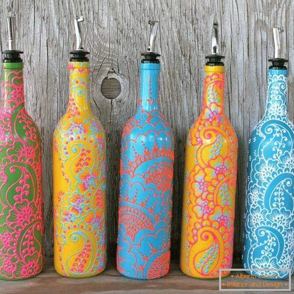 Vaze iz steklenih steklenic z roko pobarvano