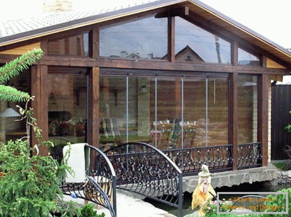 Lesena veranda, pritrjena na hišo фото 1