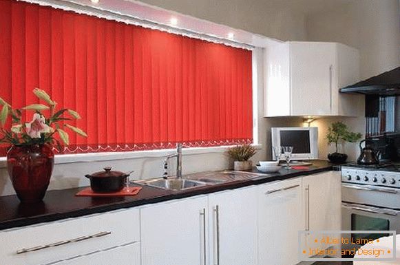 rolete na oknih navpične tkanine na kuhinji, foto 15