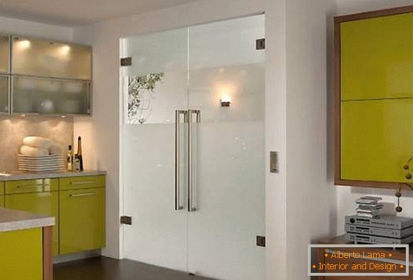 Dvokrilna kuhinjska vrata s steklom - fotografija v notranjosti