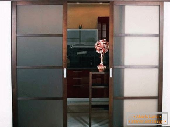 Lesena vrata v kuhinji - fotografija s steklom