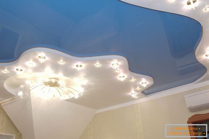 Klasična kombinacija modre in bele barve pri oblikovanju stropnih stropov.