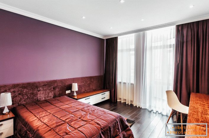 Bela enojni strop je elegantna rešitev za spalnico v slogu Art Nouveau.