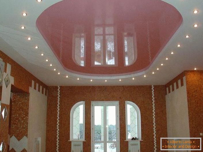 Pink ovalni stretch strop z LED osvetlitvijo v veliki sobi v deželi hiši.