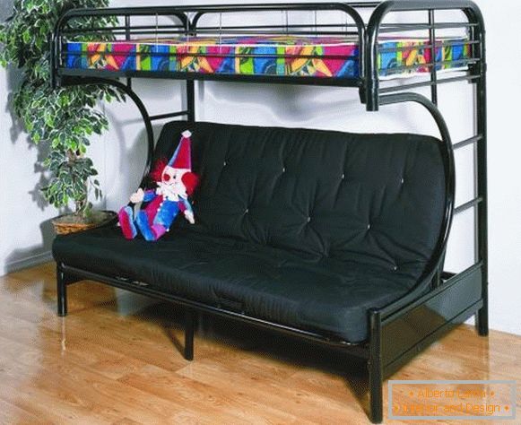 Črna loft postelja s kavčem v notranjosti