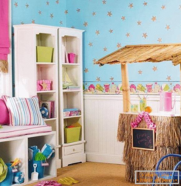 Rožne in modre ozadje in plošče na stenah v otroški sobi