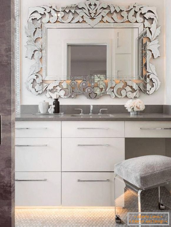 Dekorativno ogledalo v oblikovanju kopalnice