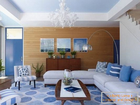 Modna dnevna soba v modri barvi