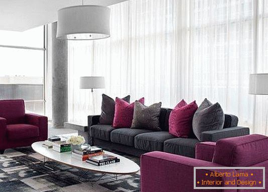 Moderna dnevna soba z vijoličastim naglasom