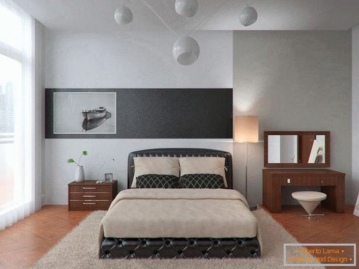 Velika postelja v minimalističnem slogu je oblečena v usnje. Zanimiva rešitev za elegantno spalnico.