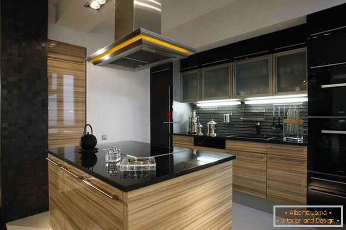 Kuhinje v slogu minimalizma so privlačne z ustrezno načrtovanjem. Posebnost sloga je postavitev delovne površine kuhinje v središče sobe.