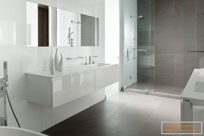 Bela keramični vodovod v slogu minimalizma je organsko videti skupaj z belo sijajnim pohištvom.