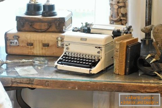 Vintage style dekor: kovčki, knjige, pisalni stroj