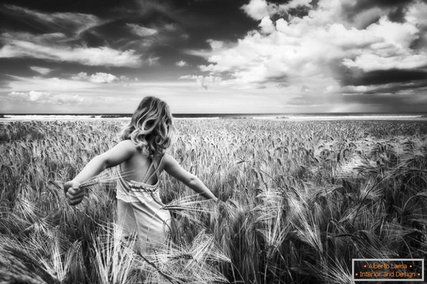 Črno-bela fotografija deklice v pšeničnem polju