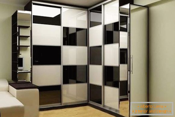 Vogalni vgrajeni omari v predelu v dnevni sobi črno-beli