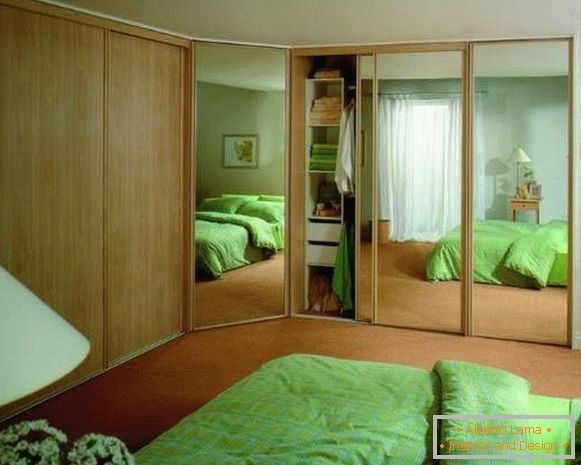 Vogalna vgrajena omara v spalnici z zrcaljenimi vrati