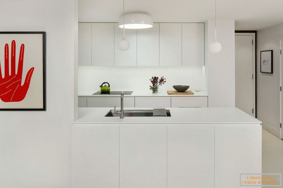 Notranjost kuhinje v beli barvi z svetlimi obliži