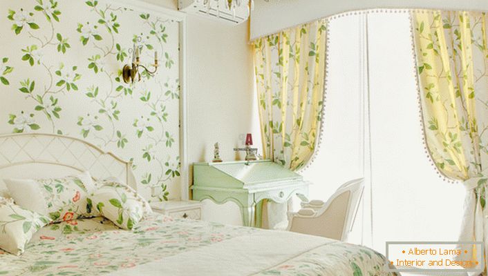 Cvetni motivi, ki se uporabljajo za dekoriranje sten v sobi dekleta, lahko najdete tudi na zavesah in posteljnini. 