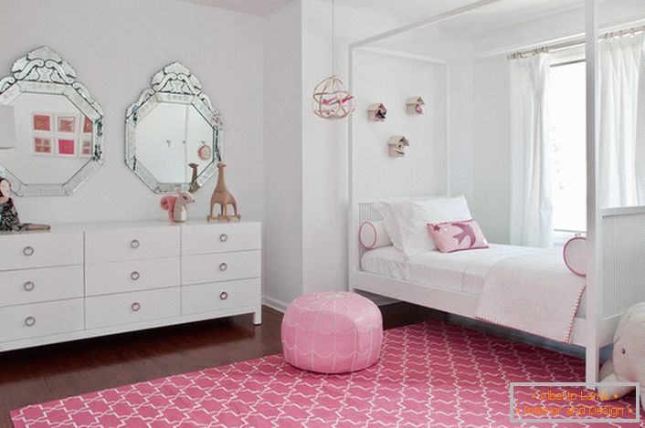 Klasična bela in roza dekoracija sobe majhne modne osebe.
