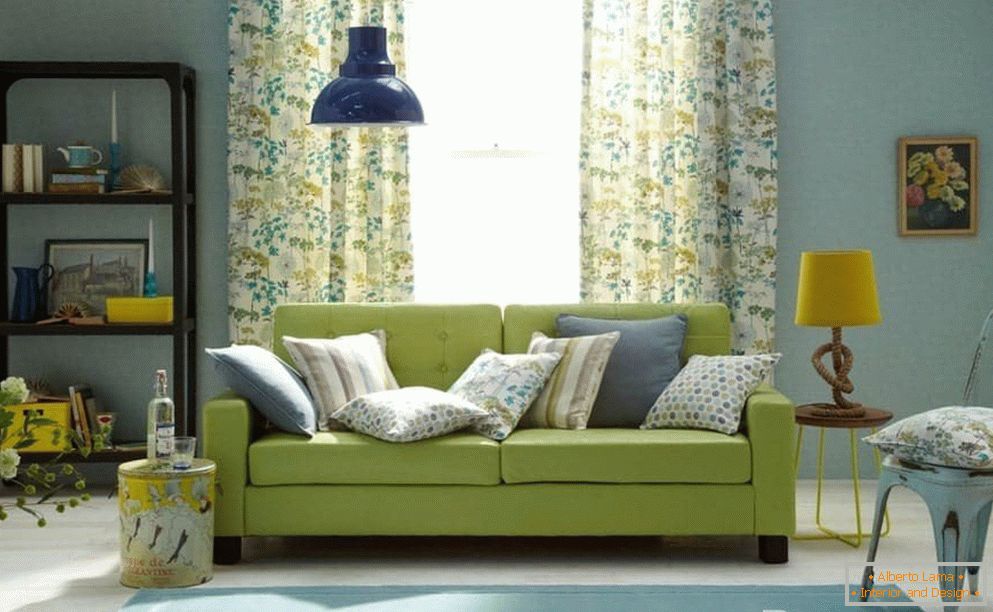 Dnevna soba v modri barvi z zelenim kavčem